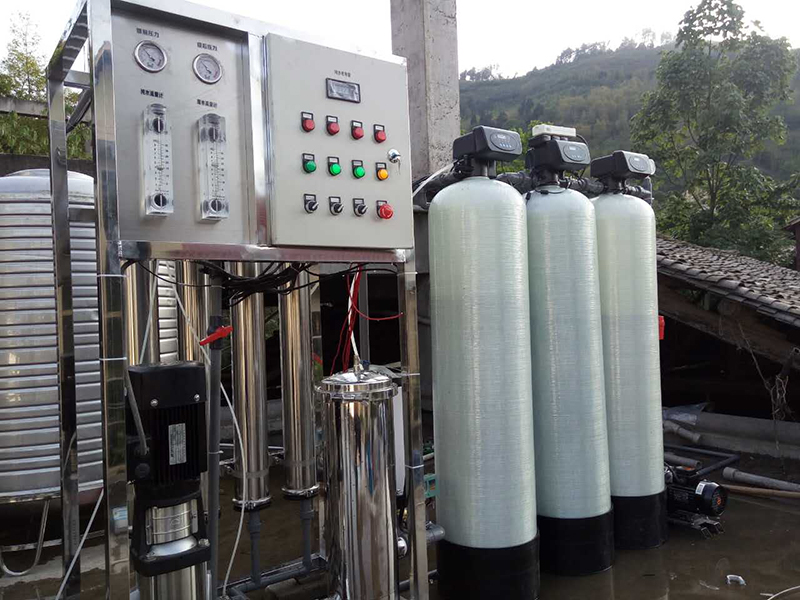 云南昆明饮料厂安装1吨纯净水设备